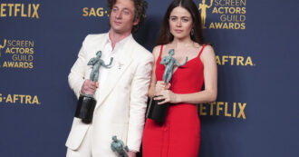 Copertina di Jeremy Allen White e Molly Gordon stanno insieme? Le due star di The Bear paparazzate mentre si baciano