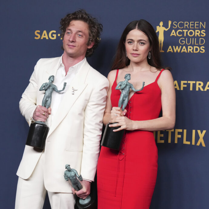 Jeremy Allen White e Molly Gordon stanno insieme? Le due star di The Bear paparazzate mentre si baciano