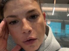 Copertina di “Invidio le ragazze che in aeroporto fanno la skincare, io sono seduta in un angolo a dire il rosario per gli attacchi di panico”: lo sfogo di Emma Marrone