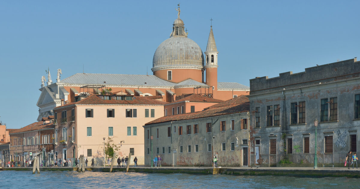 Turista cade nella laguna di Venezia e scompare sott’acqua, il titolare di una pizzeria si tuffa e le salva la vita: “I bimbi stavano urlando,mi sono buttato”