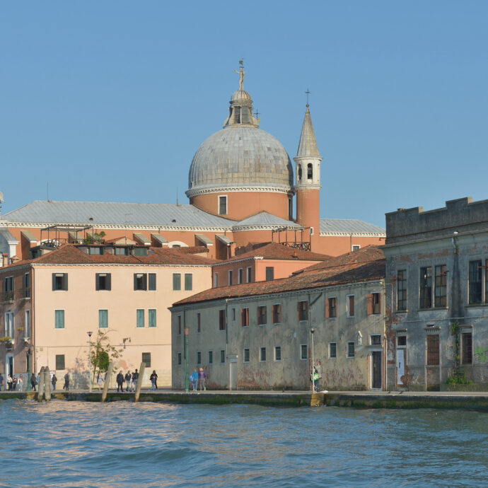 Turista cade nella laguna di Venezia e scompare sott’acqua, il titolare di una pizzeria si tuffa e le salva la vita: “I bimbi stavano urlando,mi sono buttato”