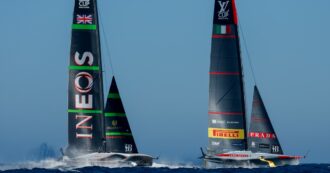 Copertina di Luna Rossa e Ineos non chiudono la terza regata nel tempo limite: vento inesistente e finale di Louis Vuitton Cup rinviata