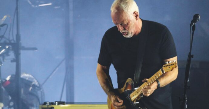 Copertina di David Gilmour, il rito misterico di un 78enne che suona la chitarra   in modo soprannaturale