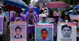 Copertina di Ayotzinapa, migliaia in marcia in Messico per chiedere verità sui 43 studenti scomparsi: “Vogliamo giustizia, l’esercito complice”