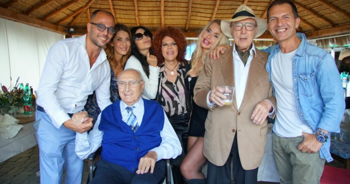 Pippo Baudo in sedia a rotelle al compleanno di Pier Francesco Pingitore: la prima foto del conduttore in pubblico dopo la lunga assenza