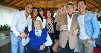 Copertina di Pippo Baudo in sedia a rotelle al compleanno di Pier Francesco Pingitore: la prima foto del conduttore in pubblico dopo la lunga assenza