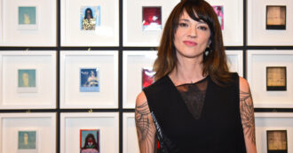 Copertina di “Sembra ieri quel tragico giorno. Mi chiedo come sarebbe stata la vita con te accanto”: la dedica di Asia Argento alla sorella morta a 22 anni