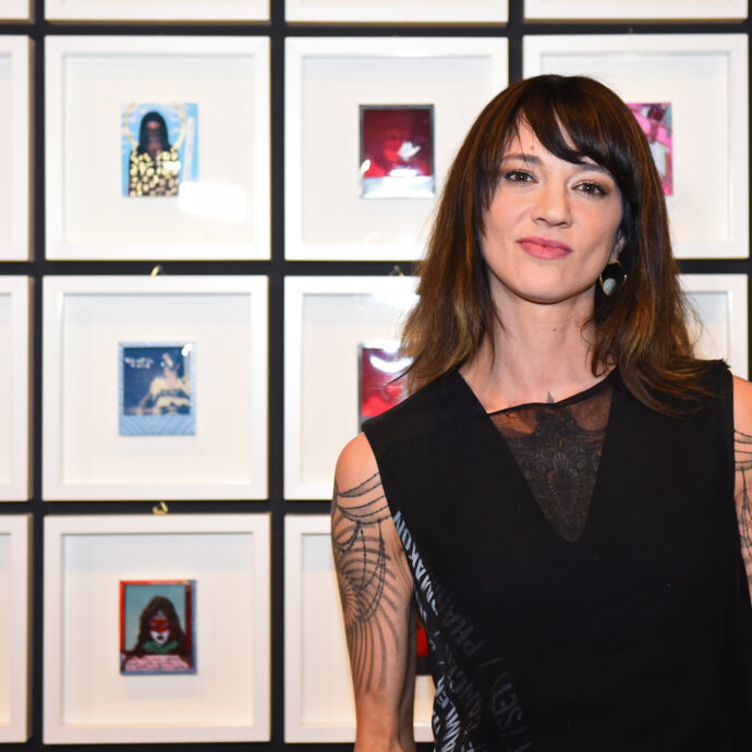 “Sembra ieri quel tragico giorno. Mi chiedo come sarebbe stata la vita con te accanto”: la dedica di Asia Argento alla sorella morta a 22 anni