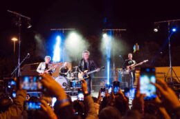 Copertina di “Le canzoni fanno un po’ il ca**o che vogliono, il successo non ha regole. Il mio nome è mai più fu criticata dalla politica”: Ligabue torna nei teatri e a Campovolo per festeggiare “Certe Notti”
