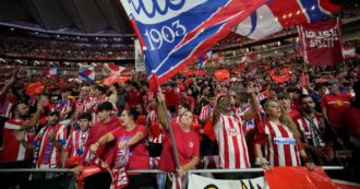 Copertina di Caos a Madrid, derby sospeso: l’ex Courtois esulta per il gol del Real e i tifosi dell’Atletico gli lanciano di tutto