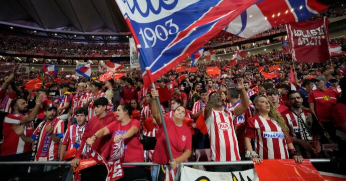 Caos a Madrid, derby sospeso: l’ex Courtois esulta per il gol del Real e i tifosi dell’Atletico gli lanciano di tutto