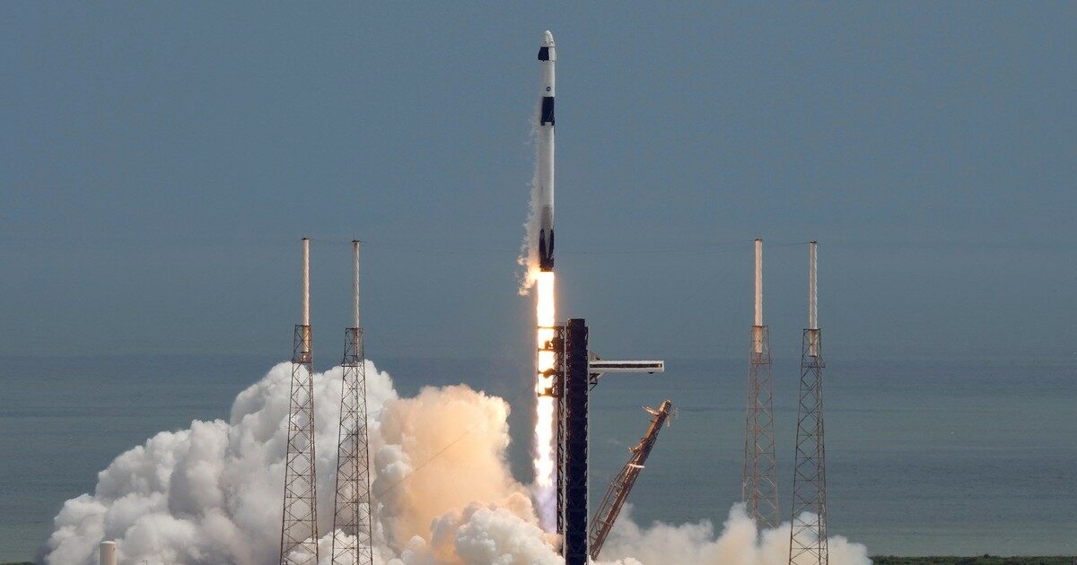 La navicella Space X si aggancia alla Stazione Spaziale Internazionale: riporterà finalmente sulla Terra Williams e Wilmore