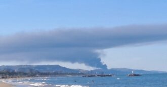 Copertina di Abruzzo, incendio in una ditta di solventi a Pineto. L’appello ai cittadini: “Non uscite e chiudete le finestre”