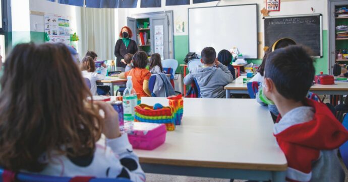 Copertina di Ritardi e posti vuoti, a scuola non c’è ancora il tempo pieno:  i genitori pagano gli “extra”