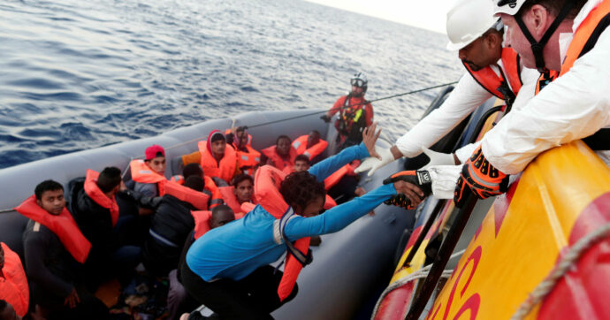 Copertina di Migranti, il sociologo De Haas: “I cambiamenti climatici hanno un impatto indiretto. Per gestire i flussi bisogna ripensare l’economia”