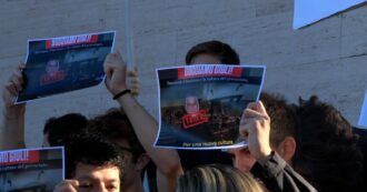 Copertina di Giuli dà l’ultimo esame prima della laurea, proteste alla Sapienza: “Bocciamo noi il ministro, no al fascismo” – Video