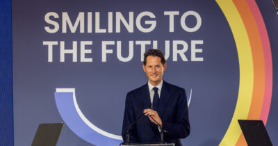 Copertina di Stellantis, beffa per gli stabilimenti italiani: a Saragozza la gigafactory si costruisce con 2.000 operai cinesi e 298 milioni dall’Ue