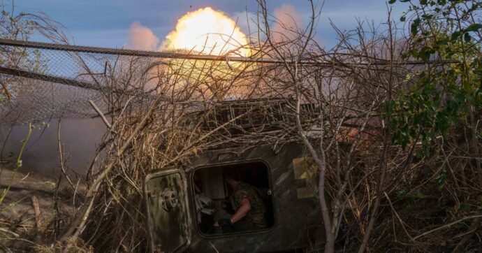 Ucraina, bombe di Mosca sul mercato: sei vittime. Diserzioni e morti: anche per Zelensky la situazione al fronte è “molto difficile”