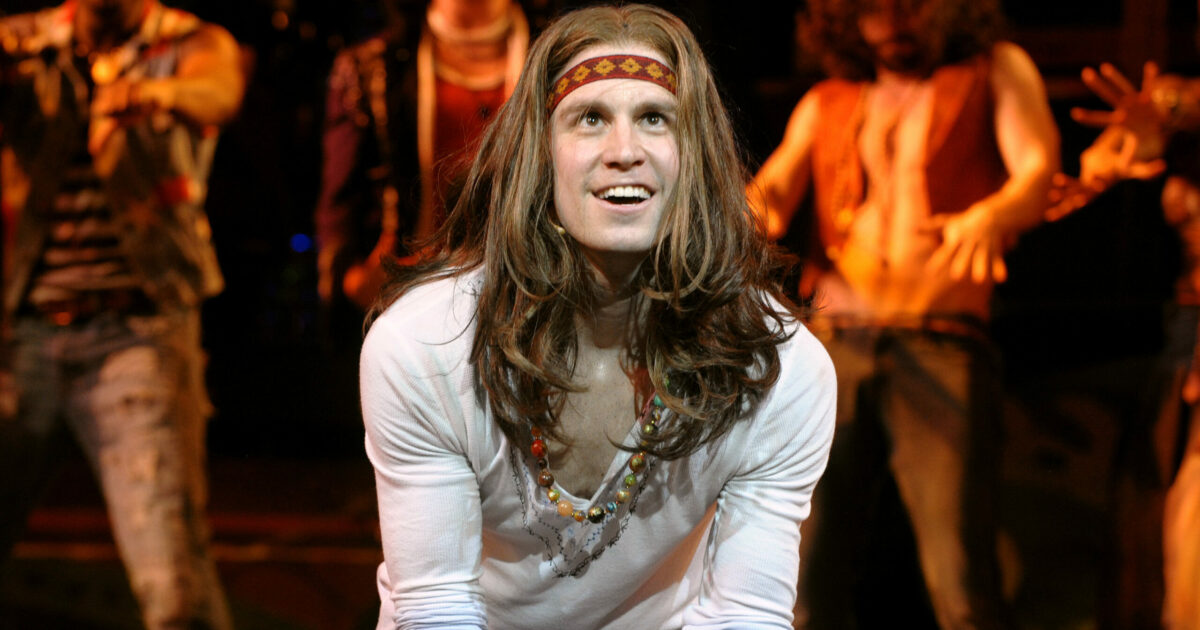 È morto Gavin Creel, l’attore e star dei musical da “Hair” a “Hello, Dolly!” era malato di una rara e aggressiva forma di cancro