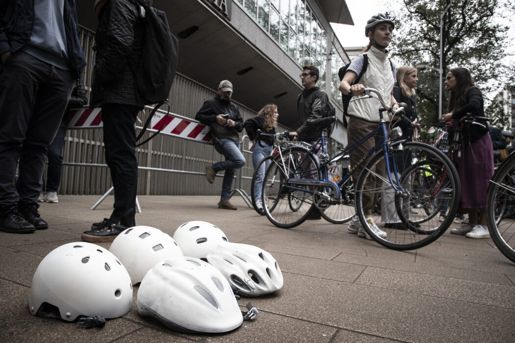 Presidio ciclisti per dimissione del consigliere Feltri da Regione Lombardia
Milano – Italia – Cronaca
Martedì, 1 Ottobre, 2024 (Foto di Marco Ottico/Lapresse)

Cyclists’ picket for resignation of Councilor Feltri from Lombardy Regionmanagement of water in Lombardy
Milan, Italy – News
Tuesday, 01 October, 2024 (Photo by Marco Ottico/Lapresse)