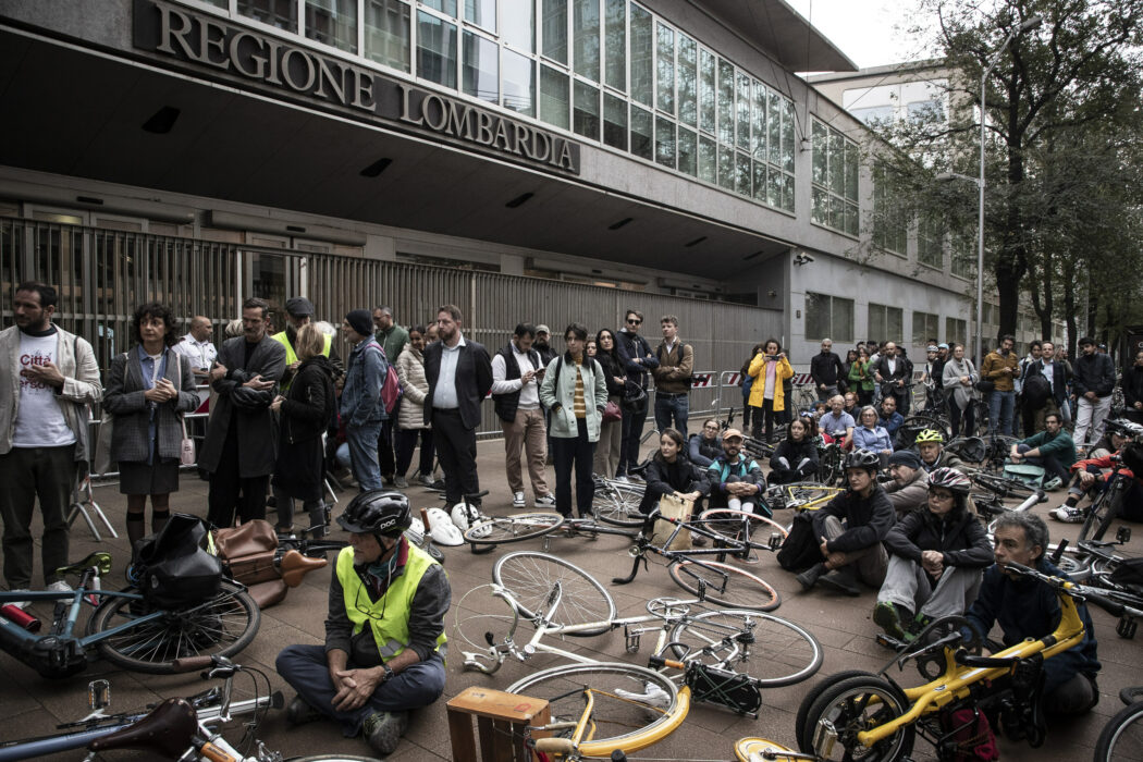 Presidio ciclisti per dimissione del consigliere Feltri da Regione Lombardia
Milano – Italia – Cronaca
Martedì, 1 Ottobre, 2024 (Foto di Marco Ottico/Lapresse)

Cyclists’ picket for resignation of Councilor Feltri from Lombardy Regionmanagement of water in Lombardy
Milan, Italy – News
Tuesday, 01 October, 2024 (Photo by Marco Ottico/Lapresse)