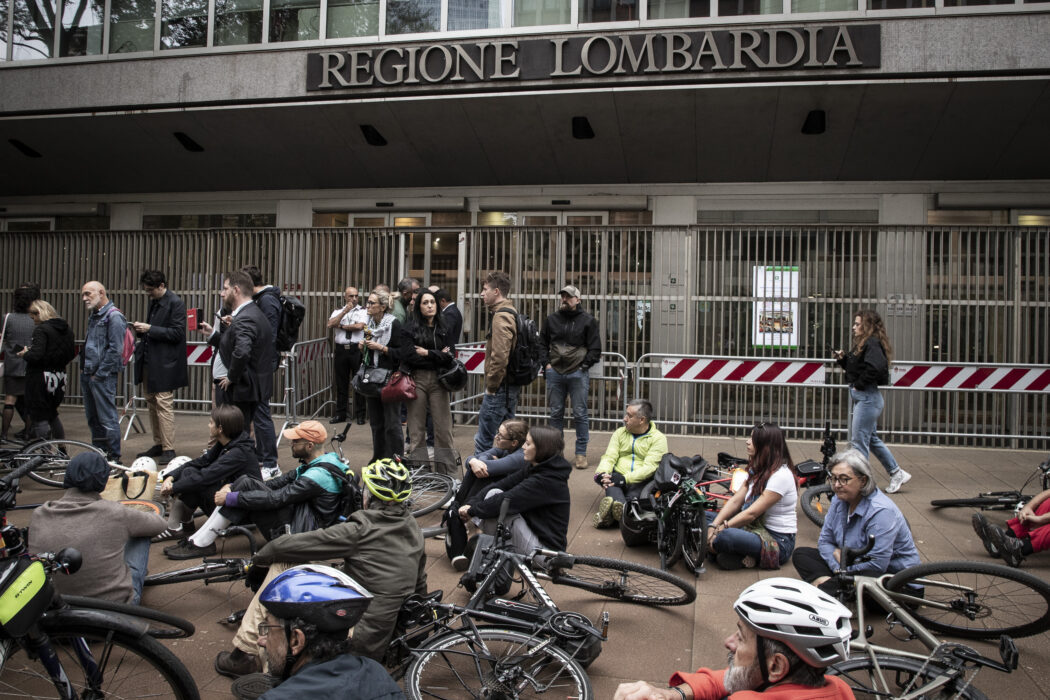 Presidio ciclisti per dimissione del consigliere Feltri da Regione Lombardia
Milano – Italia – Cronaca
Martedì, 1 Ottobre, 2024 (Foto di Marco Ottico/Lapresse)

Cyclists’ picket for resignation of Councilor Feltri from Lombardy Regionmanagement of water in Lombardy
Milan, Italy – News
Tuesday, 01 October, 2024 (Photo by Marco Ottico/Lapresse)