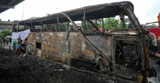 Copertina di Thailandia, bus scolastico in fiamme: morti 22 bambini e 3 insegnanti. “Incendio partito da una ruota”. Il caso dell’autista fuggito