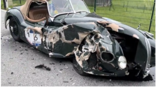 Copertina di 23enne al telefono mentre guida si schianta contro una rara Jaguar XK120 e la distrugge. La rabbia dei piloti della 1000 Miglia: “Porca p…”