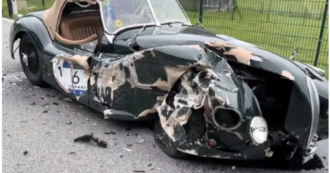 Copertina di 23enne al telefono mentre guida si schianta contro una rara Jaguar XK120 e la distrugge. La rabbia dei piloti della 1000 Miglia: “Porca p…”