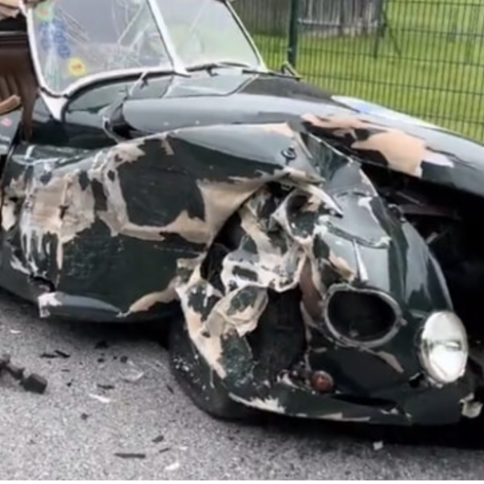 23enne al telefono mentre guida si schianta contro una rara Jaguar XK120 e la distrugge. La rabbia dei piloti della 1000 Miglia: “Porca p…”