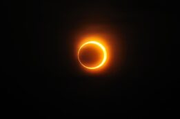 Copertina di Il 2 ottobre ci sarà un’eclissi anulare solare: che cos’è, quando e dove vederla