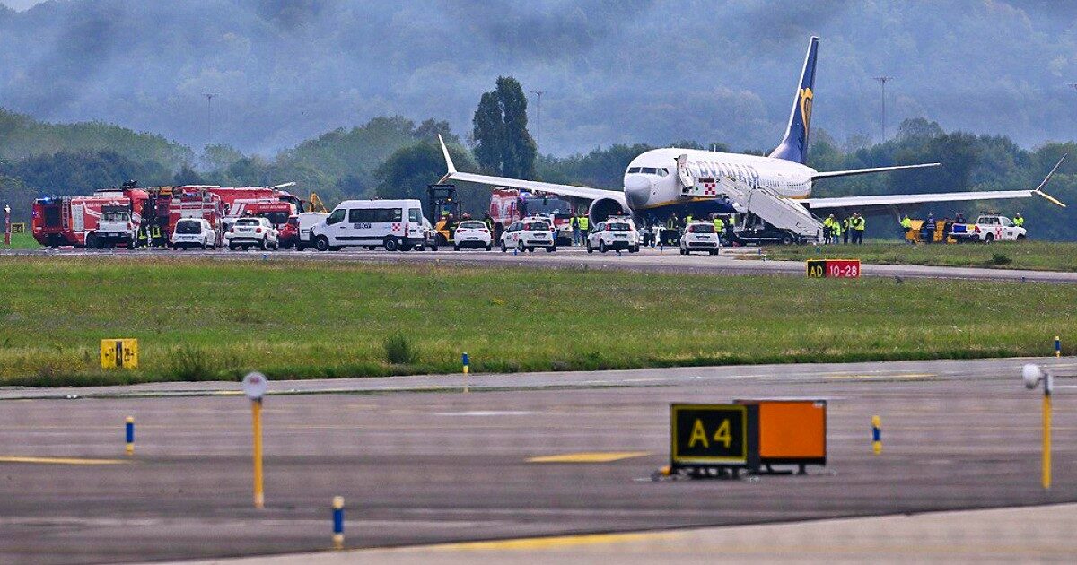 Scoppia uno pneumatico, caos all’aeroporto di Bergamo: aereo fermo in pista, sospesi tutti i voli