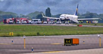 Copertina di Scoppiano gli pneumatici di un aereo, caos all’aeroporto di Bergamo: danni a 450 metri di pista, lo scalo di Orio chiuso fino alle ore 17