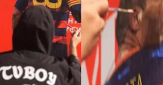 Copertina di Andres Iniesta svela la data del suo ritiro: il video del murales realizzato da TvBoy