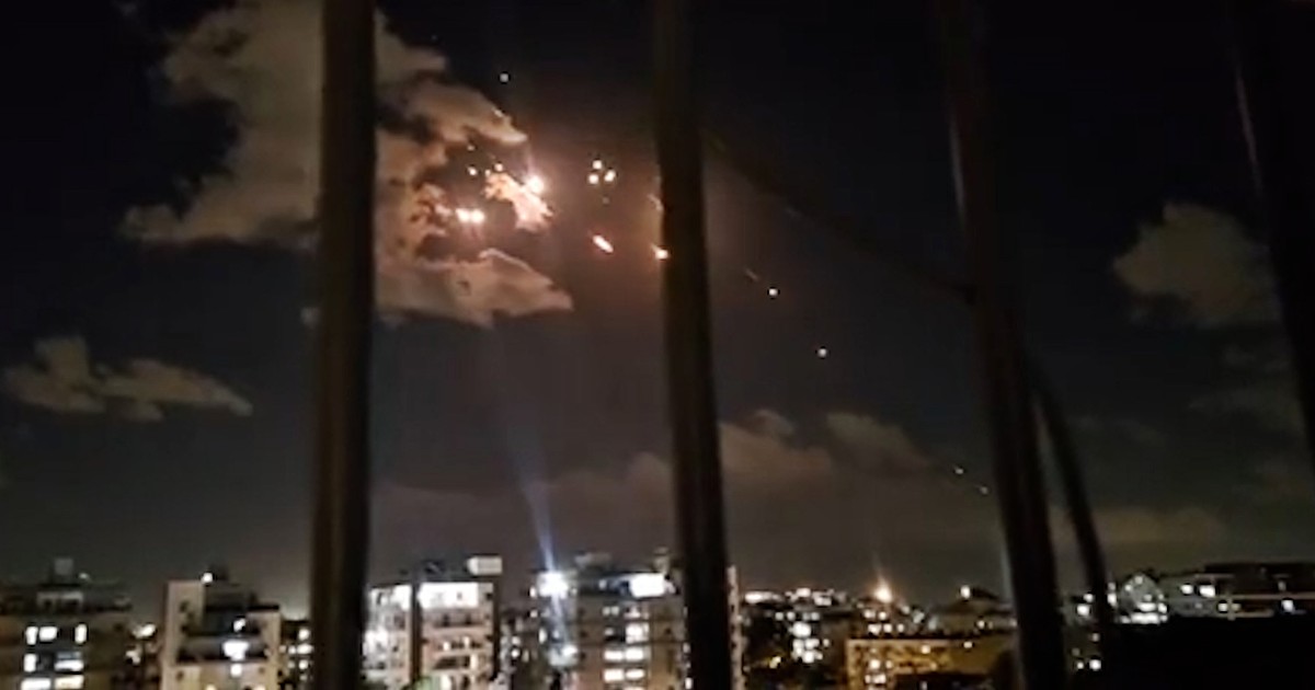 Israele, pioggia di missili dall’Iran: i lampi nei cieli di Tel Aviv e Gerusalemme. Il video