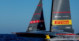 Copertina di Luna Rossa più forte dei problemi, domina l’ottava regata e riporta in parità la finale di Louis Vuitton Cup: 4-4 contro Ineos Britannia