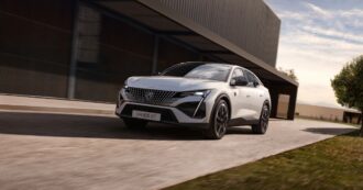 Copertina di Peugeot E-408, l’elettrico assicurato. Debutta la nuova variante della fastback francese – FOTO