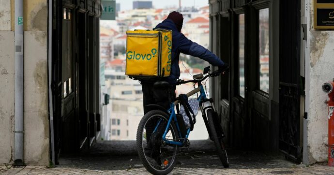 Un rider muore durante l’ultima consegna del giorno. I colleghi per protesta scioperano per 48 ore e ottengono aumento paga e indennità