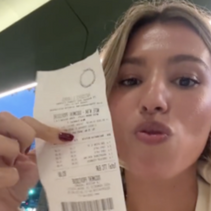 “83 euro per cinque caffè e tre macarons, siamo state truffate”, lo sfogo su TikTok contestato dai commentatori: “Ma è la pasticceria più famosa di Parigi”, “Non è il tuo posto”