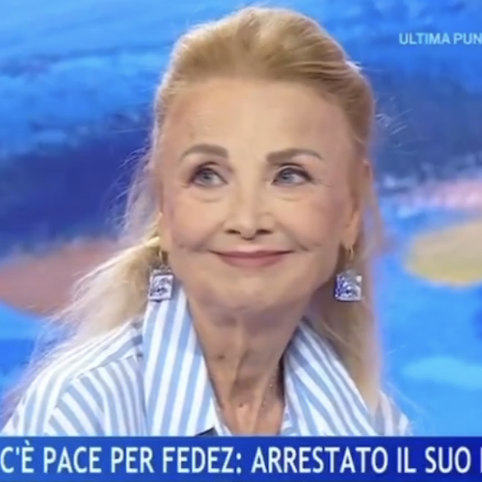 “Che cosa ne pensi di Fedez?”. Dopo un silenzio che in tv sembra interminabile, Barbara Bouchet ribatte: “Non mi va”. Cosa è accaduto a La Volta Buona