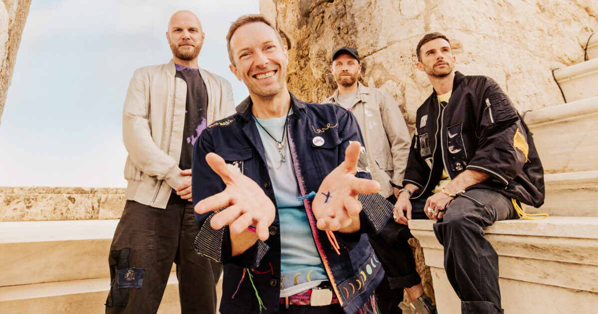 La navicella arcobaleno dei Coldplay ci catapulta lontanissimo dalle guerre e dalle nuove pandemie: “Moon Music” è un disco di sogni e speranze