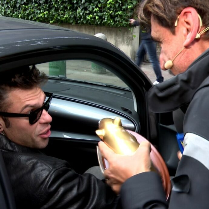 “Adesso ti becchi anche una bella querela. Io non sono indagato di nulla”: Fedez si scalda con Valerio Staffelli dopo il Tapiro d’oro di “Striscia La Notizia”