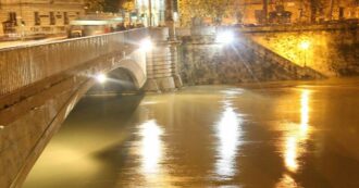 Copertina di Si getta nel Tevere per sfuggire a una rapina, turista americano salvato da vigili del fuoco e polizia