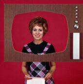 Copertina di “In tv c’è poca educazione, la gente ha nostalgia delle buone maniere. Le conduttrici di oggi? Brave e preparate”: l’analisi di Rosanna Vaudetti