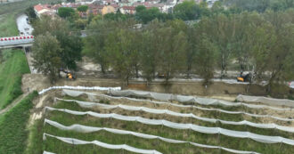 Copertina di Alluvione Emilia-Romagna, a Faenza è in costruzione un nuovo muro di cemento armato: la barriera dovrà contenere la piena del fiume