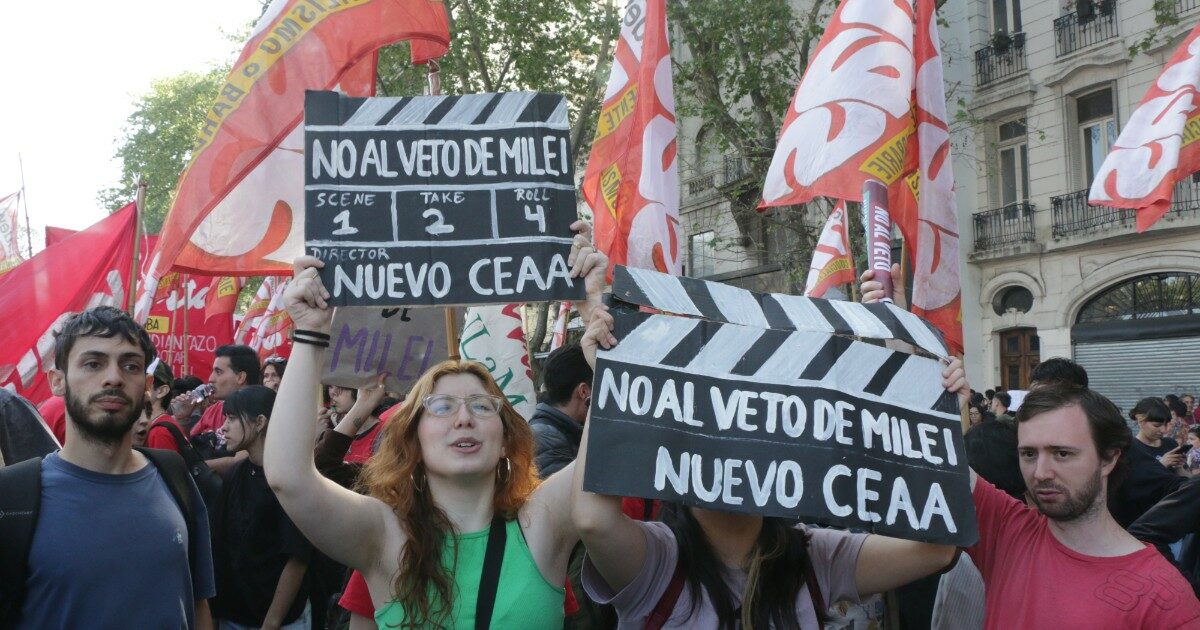 Argentina, tra i 500mila studenti in piazza per difendere l’università pubblica dai tagli di Milei: “Perché ha paura di educare la gente?”