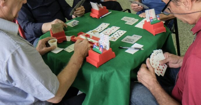 Legnano, lite tra anziani per una partita a carte: muore 78enne dopo il ricovero in ospedale. Indaga la procura