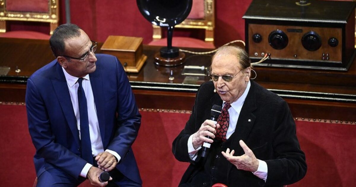 “Allora in Rai bisognava essere schierati politicamente”, “Allora eh?”: le parole di Renzo Arbore e l’ironia di Carlo Conti