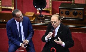 Copertina di “Allora in Rai bisognava essere schierati politicamente”, “Allora eh?”: le parole di Renzo Arbore e l’ironia di Carlo Conti