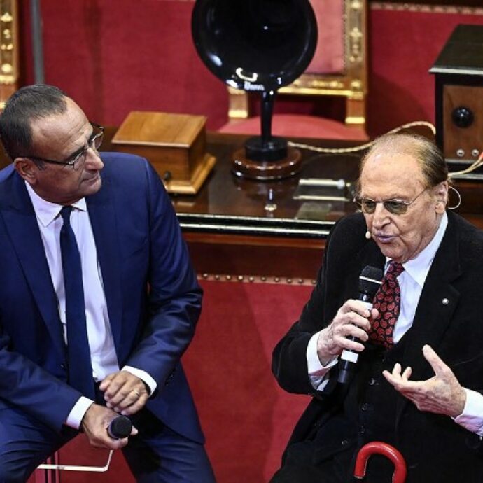 “Allora in Rai bisognava essere schierati politicamente”, “Allora eh?”: le parole di Renzo Arbore e l’ironia di Carlo Conti